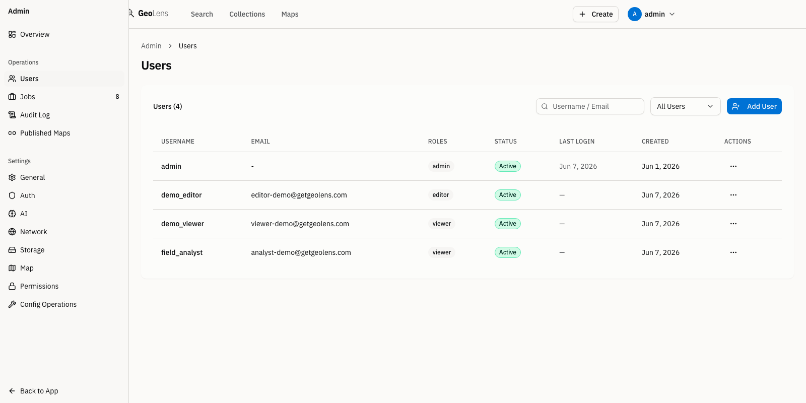 Page administration des utilisateurs GeoLens affichant la liste des utilisateurs, les rôles, le statut d’approbation et les actions par utilisateur